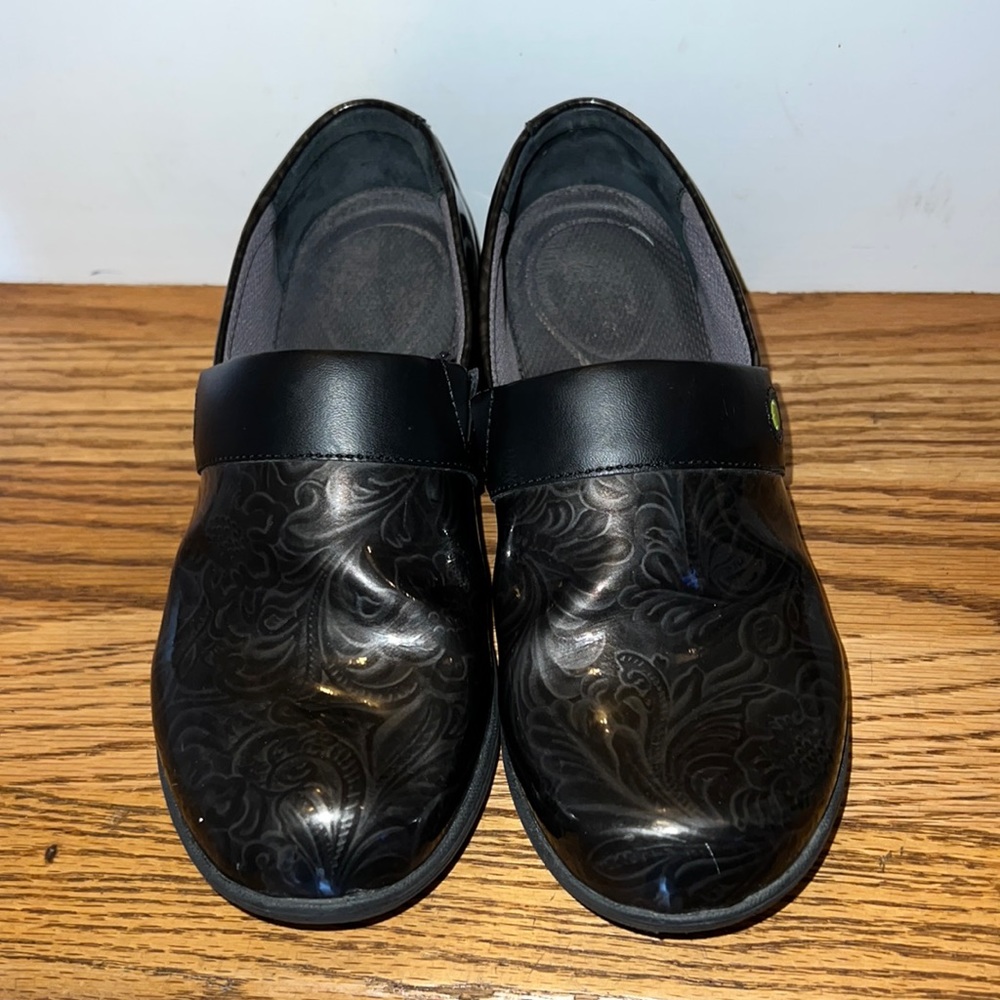 Dansko work wonders size 39 clogs. Black‎ flower swirl pattern. Camellia